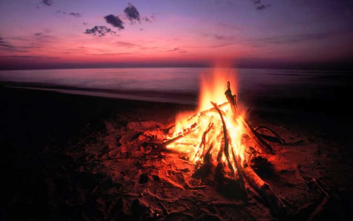 Self-Feeding Campfire